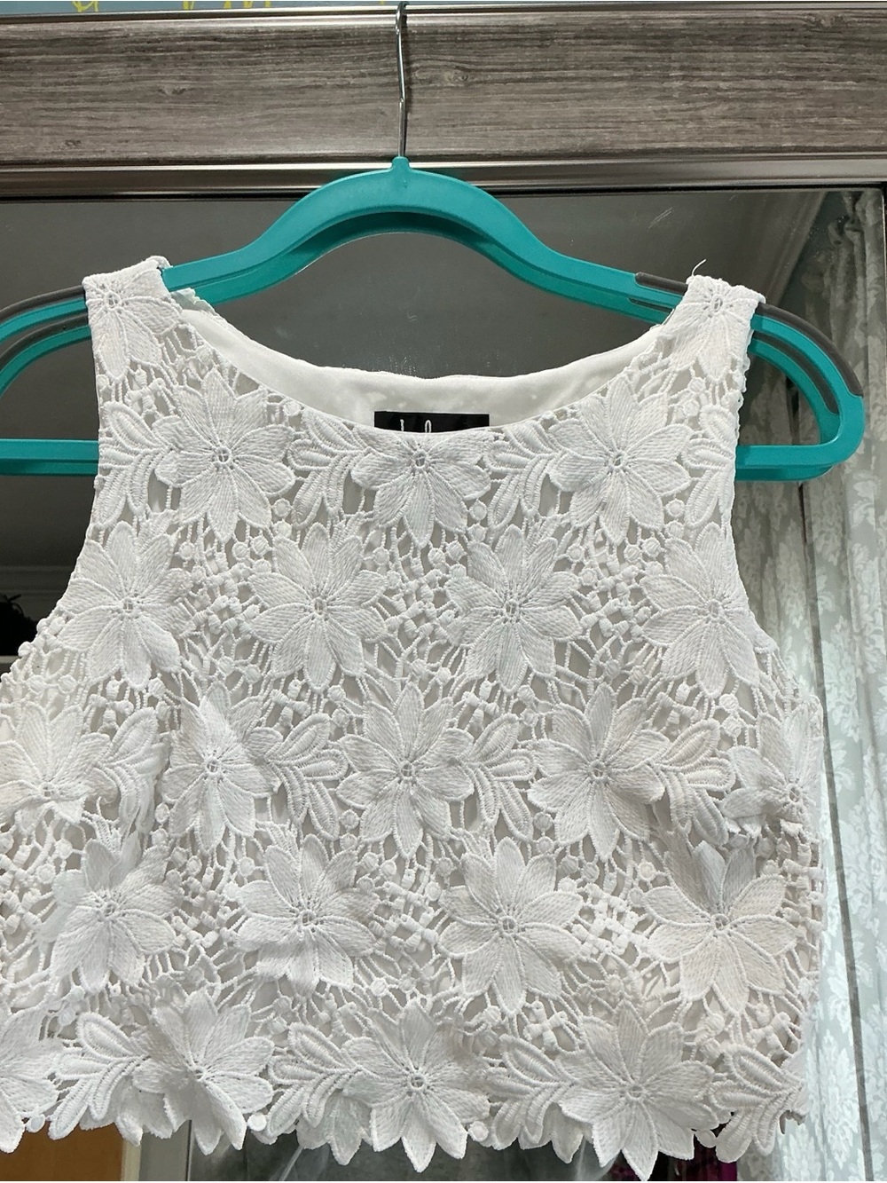 Lulu's White Floral Lace Cropped Tank